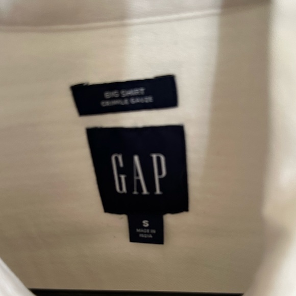 GAP women’s Classic White Button Down Shirt - Picture 2 of 3